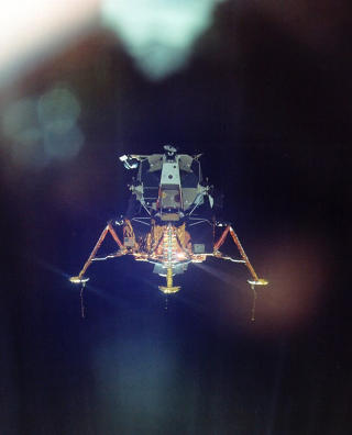 VINKET: Michael Collins m�tte bli igjen i bane rundt jorda. Han fikk imidlertid tatt et fotografi av landingsmodulen Eagle p� vei ned. Foto: Michael Collins/NASA