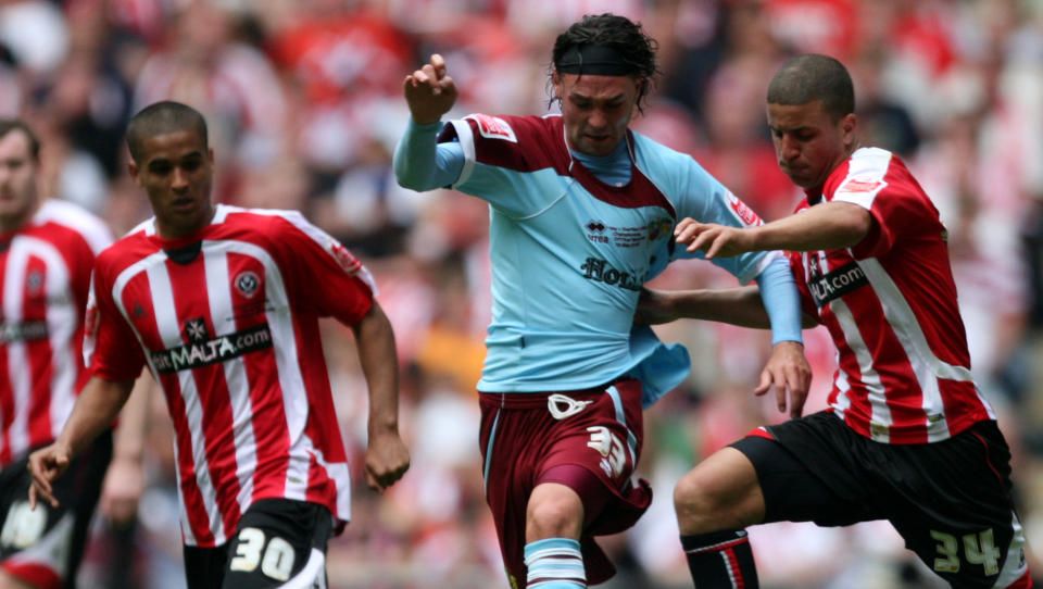 KYLE-KJ�P: Sheffield Uniteds Kyle Naughton (til venstre) og Kyle Walker (til h�yre) fors�ker her � stoppe Chris Eagles. N� er begge p� vei til Tottenham. Foto: AP