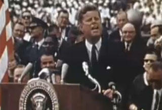 HER STARTET DET: President John F. Kennedys legendariske tale p� Rice University 12. september 1962. - Vi velger � g� til m�nen. Vi velger � g� til m�nen... Vi velger � g� til m�nen innen dette ti�ret og gj�re de andre tingene. Ikke fordi det er enkelt, men fordi det er vanskelig, sa Kennedy. Sju �r senere n�dde USA m�let.