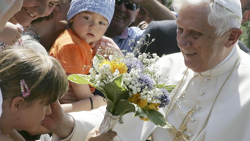 FALT: Pave Benedikt XVI ble i dag fraktet til sykehus etter et fall. Paven skal selv ha spasert inn p� sykehuset. (AP Photo/Alberto Pellaschiar)
