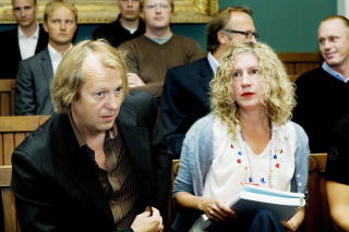Lars Lillo-Stenberg og hans kone Andrine S�ther i ankesaken mot Se og H�r og deres bildebruk.  Bak sitter tidligere sjefsredakt�r i Se og H�r, Odd Johan Nelvik. Foto: SIV JOHANNE SEGLEM/ Dagbladet