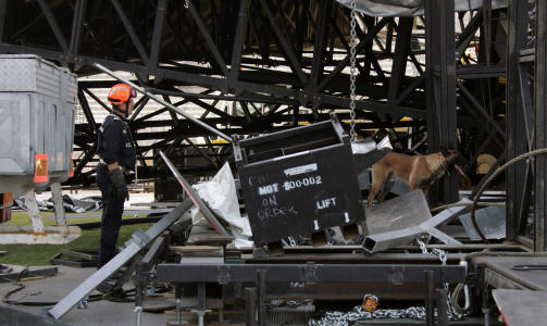 KOLLAPSET:  To personer omkom etter at scenen til madonna kollapset i Marseille. Foto: Scanpix