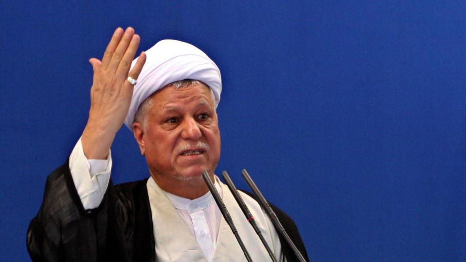 KONTROVERSIELL TALE: Opposisjonen i Iran trosset advarselene mot � ta opp politiske budskap under fredagsb�nnen. Politiet bruker t�regass i gatene, mens Akbar Rafsanjani ber om at opposisjonstilhengere blir satt fri fra fengsel. Foto: AP Photo/Vahid Salemi/Scanpix