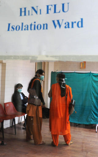 SMITTET: Disse arbeiderne ved Googles kontor i India er mistenkt smittet av svineinfluensaen. WHO sa i g�r at spredningen av viruset n� ikke lenger kan kontrolleres.  AFP PHOTO / Noah SEELAM