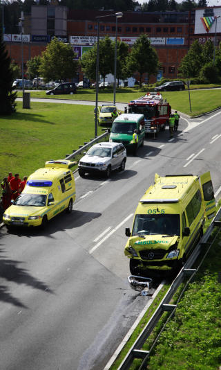 AMBULANSER: To ambulansesj�f�rer ble lettere skadd i en kjedekollisjon med tre kj�ret�y p� Ring 3 ved Bryn Senter i Oslo fredag formiddag.
Foto: Jon Eeg / SCANPIX