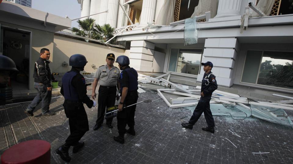 JEMAAH ISLAMIAH BAK ANGREPET: Rettsmedisinere unders�ker den utbombede restauranten i Marriott-hotellet i Jakarta. Politiet i byen mener de har identifisert den ene av selvmordsbomberne som gjennomf�rte terrorangrepet, men vil ikke oppgi navnet hans. Foto: REUTERS / SCANPIX