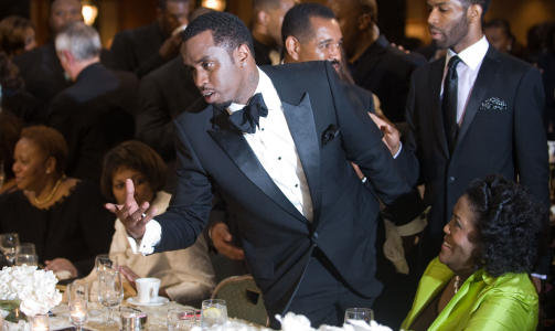 KJENDISPUBLIKUM: Sean Combs, eller P. Diddy, var en av NAACP-medlemmene som fikk med seg Barack Obamas tale i natt. Foto: AFP PHOTO / Saul LOEB