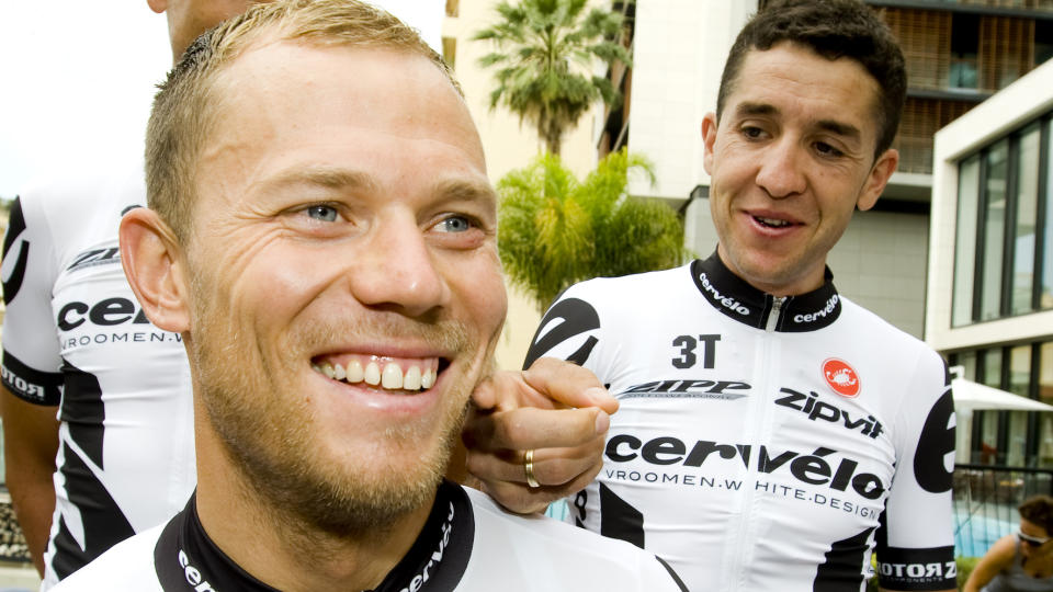 VIL HJELPE SASTRE: Thor Hushovd er innstilt p� � hjelpe sammenlagtkandidat Carlos Sastre, selv om han har en friere rolle enn hjelperytterne i laget. Hushovds rolle i fjellene vil blant annet best� av � hente flasker til Sastre og hans hjelpere. Foto: Heiko Junge / SCANPIX