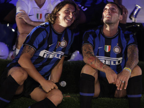 DET SISTE BILDET: Zlatan Ibrahimovic og Marco Materazzi presenterte i g�r kveld Inters nye drakt. Den skal svensken aldri spille i. Foto: AP