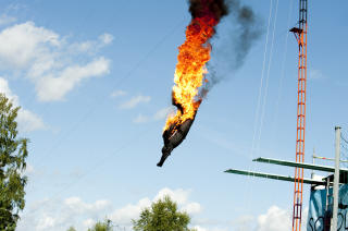 FLAMMESTUP: �rets sommershow p� tusenfryd er et stupeshow i verdensklasse hvor det utf�res halsbrekkende stup. Her hopper en av stuperne fra 12 meters h�yde i full flamme. Foto: Thomas Ramus Skaug