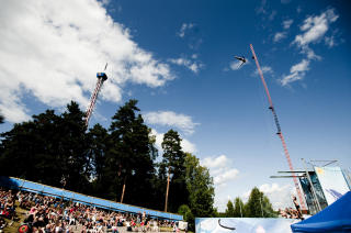 FARLIG H�YT: Stuperen treffer vannflaten med en fart mellom 75 og 100 kilometer i timen etter stupet fra 25 meters h�yde. Bassenget hvor han lander er bare 2,7 meter dypt. Foto: Thomas Rasmus Skaug