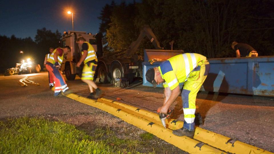 DEMONTERER: Terje Kristensen fra NCC m� fjerne 700 bolter slik at  
resten av arbeidsgjengen kan demontere de 700 elementene som er  
midtmarkeringen fjernet fra E18 i Bamble og b�re dem vekk. Et arbeid  
som tar p� for ryggen.Foto: Per Fl�the