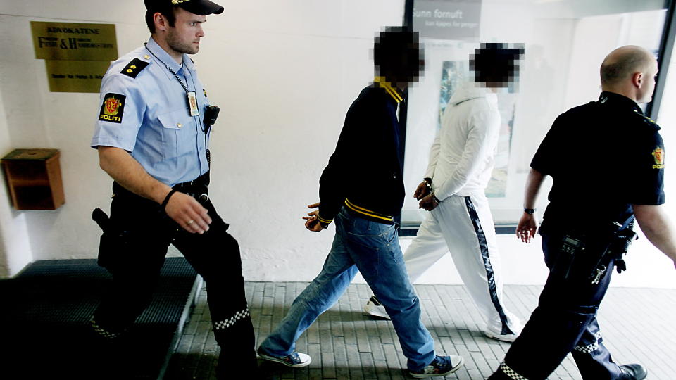 P�GREPET: Her blir to av Young Guns-medlemmene f�rt ut av advokatkontoret til Feydt og Hamborgstr�m etter at de ble p�grepet. Foto: Bj�rn Langsem/Dagbladet