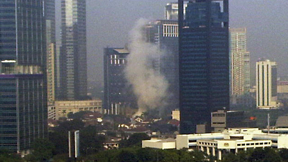 TERROR: R�yken stiger opp etter terroraksjonen p� hotell Mariott i Jakarta. Foto: AP Photo/Adi Kwok/Scanpix