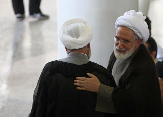 - ANGREPET: Opposisjonskandidad Mehdi Karroubi fotografert under fredagsb�nnen. If�lge Karroubis partis nettsider ble han angrepet p� vei til fredagsb�nnen i dag. Foto: AFP/SCANPIX