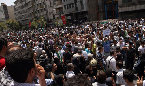 SAMLET SEG: Store folkemasser utenfor universitetet i Iran etter fredagsb�nnen. Foto: AFP/SCANPIX