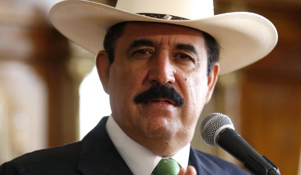 -KOMMER TILBAKE: Honduras' avsatte president Manuel Zelaya vil komme tilbake til Honduras innen noen timer, sier Venezuelas president Hugo Chavez. Zelaya har fors�kt � returnere tidligere uten � klare det. Foto: REUTERS/SCANPIX