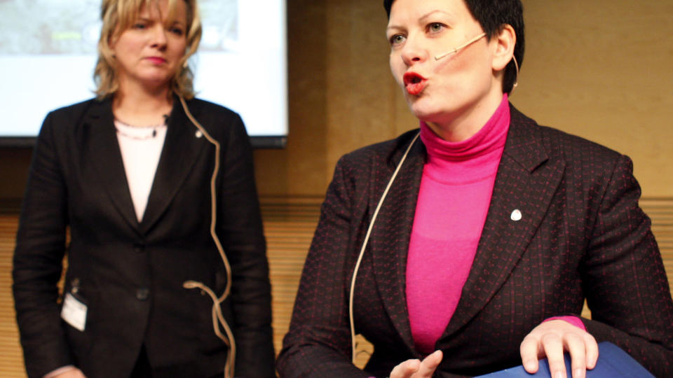  BLE VARSLET:  Kystverket og kystdirekt�r Kirsti Slotsvik (t.v) varslet i to rapporter om manglene i oljevernberedskapen. Fiskeri- og kystminister Helga Pedersen og regjeringen valgte � vente i flere �r med � gj�re noe med saken, og hemmeligholdt den ene rapporten. Foto: SCANPIX.
Foto: Knut Falch  / SCANPIX
