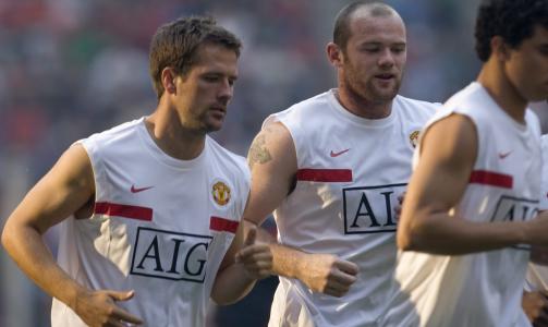 FERSKE SPISSMAKKERE: Michael Owen og Wayne Rooney kjenner hverandre godt fra landslaget. Foto: EPA