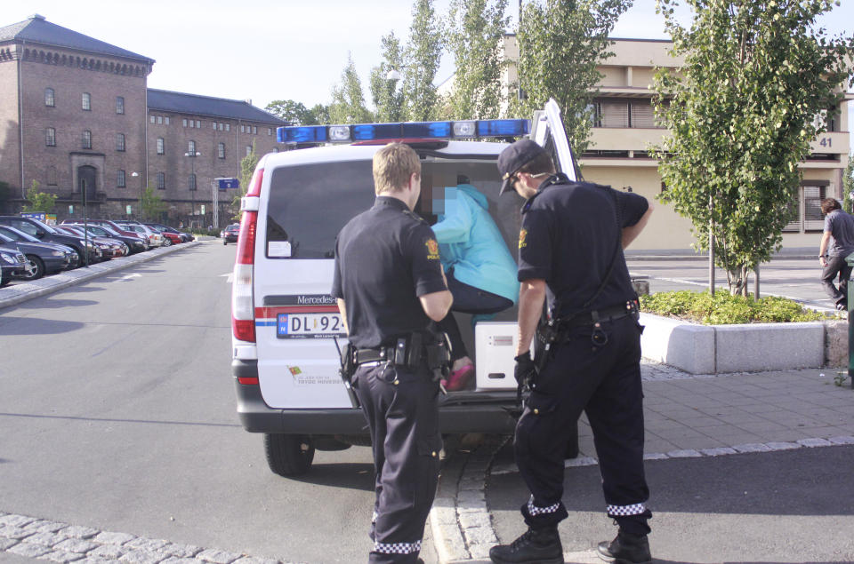 F�RT BORT: Her blir moren til ei seks �r gammel jente f�rt bort av politiet etter at hun og mannen hadde drukket seg s� fulle at de ikke kunne ta seg av sitt eget barn. Foto: Espen Hovde