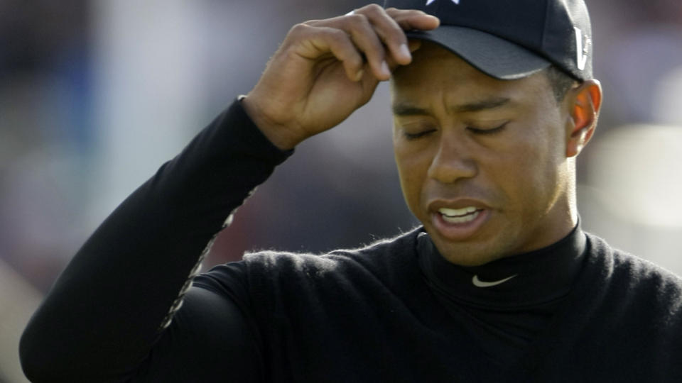 IKKE BRA NOK: Tiger Woods havnet 10 slag bak lederduoen etter to dager, og det var ikke godt nok til � f� spille de to siste dagene av turneringen.Foto: SCANPIX/AP/Matt Dunham
