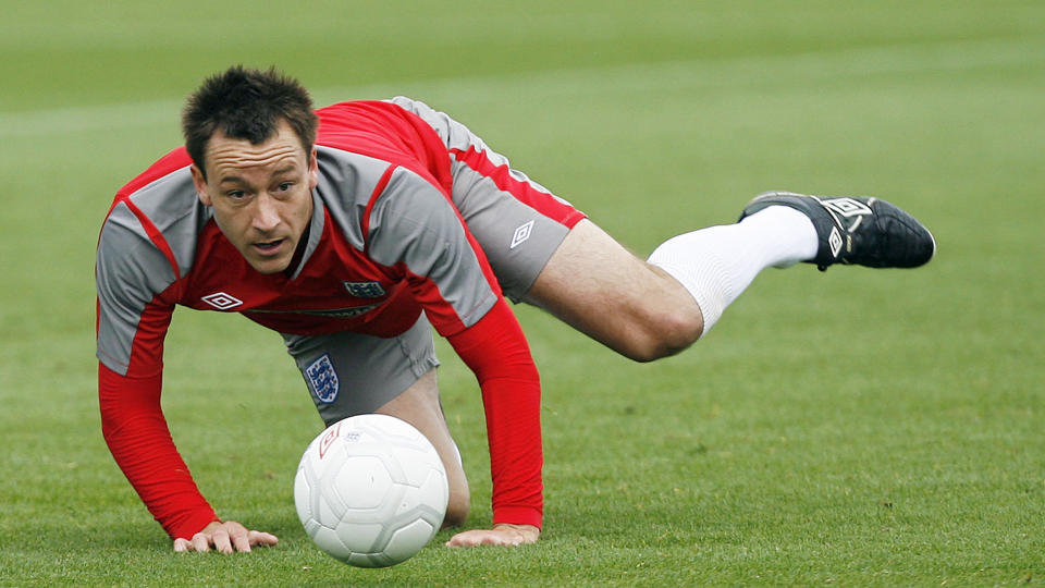 P� VEI BORT? Manchester City ser ikke ut til � gi seg med fors�kene p� � hente John Terry fra Chelsea. To bud er allerede avvist, men Terry selv har tilgode � legge ballen d�d. Foto: SCANPIX/AFP/Glyn Kirk