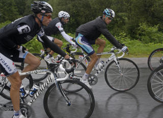 DRITTV�R: Det regnet og var surt inn mot Colmar i g�r, en fordel for de i ledelsen, mener Contador. Foto: SCANPIX/AP/Bas Czerwinski