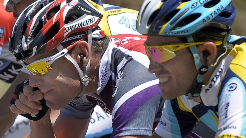 SPISSER KL�RNE: Alberto Contador og Astana har kontrollert hovedfeltet fullstendig den siste uka, men n� varsler rivalene at det er slutt p� avslappet moro. I alpene kan det smelle. Foto: SCANPIX/EPA/NICOLAS BOUVY