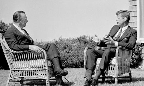 I YNGRE DAGER: 2. september 1963 intervjuet Walter Cronkite president John Kennedy utenfor presidentens sommerhus. Foto: AP Photo/CBS