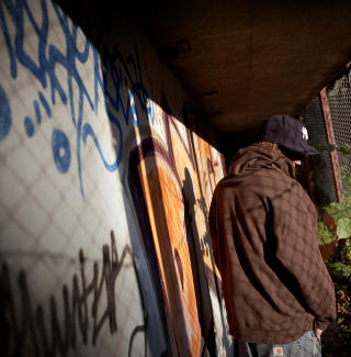 I SKJUL: - Hvis folk f�r vite signaturen din, begynner de � snakke, og du f�r politiet p� d�ra. Skal du bli tatt, skal du bli tatt med stil og dryppende hender, sier mannen. Foto: Lars Lindqvist/Dagbladet