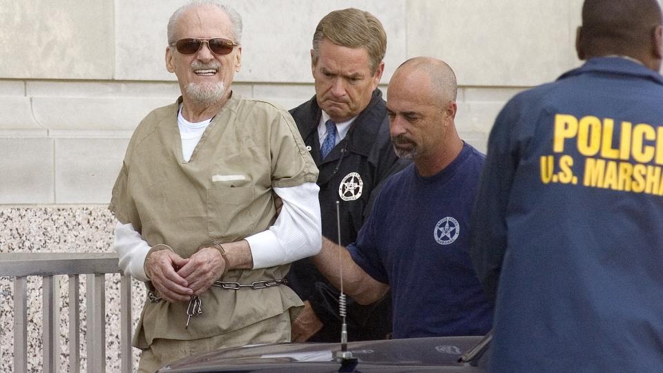 TILTALT: Evangelisten Tony Alamo ledes bort fra rettssalen i Texarkana i USA. Foto: AP Photo/Texarkana Gazette, Evan Lewis