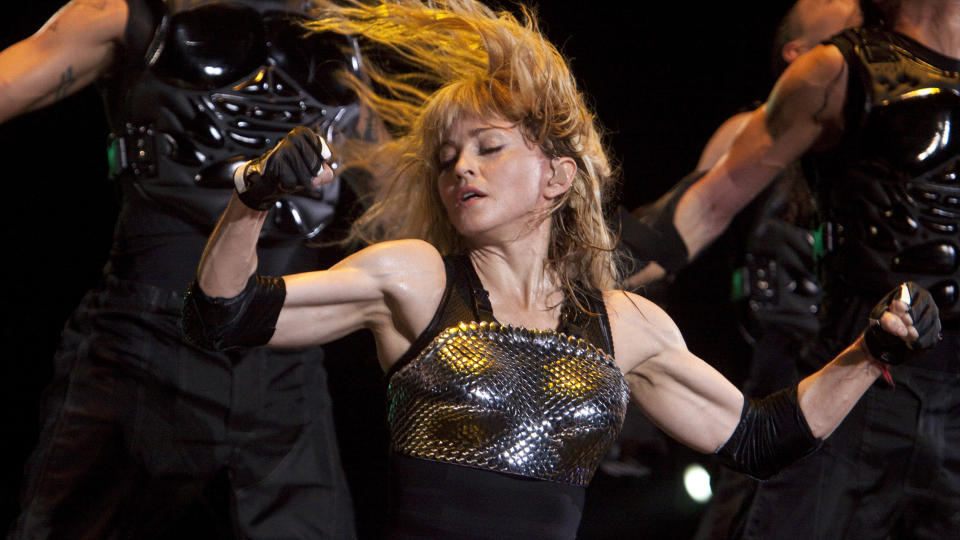 KNUST:  Madonna hedret ofrene for scenekollapsen under en konsert i Italia. Foto: Stella Pictures