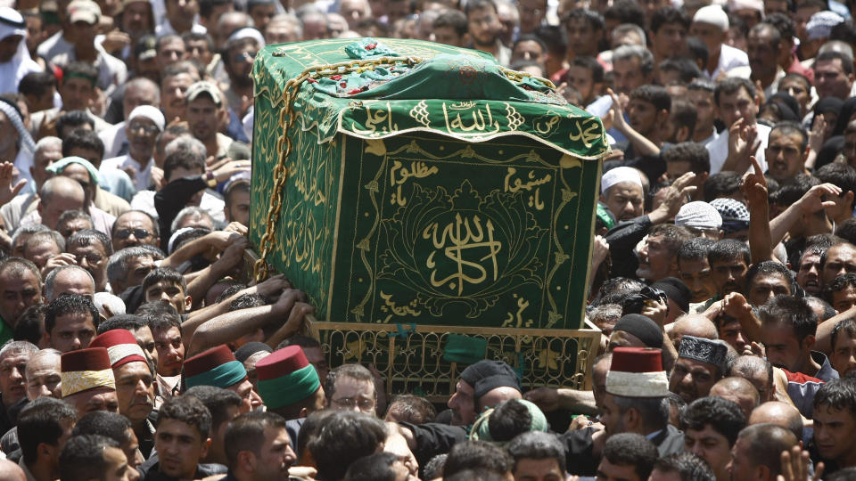 BAGDAD I DAG: Sjiamuslimske pilegrimer ber ved en helligdom i Bagdad. Den store pilegrimsferden er den f�rste store utfordringen for de irakiske sikkerhetsstyrkene etter at amerikanerne overlot ansvaret for sikkerheten til landets egne styrker. Foto: AFP PHOTO / AHMAD AL-RUBAYE / Scanpix