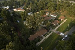 SAMFUNNET: Bildet viser bygninger i samfunnet til Tony Alamo Christian Ministries i Fouke. Det er tatt under en politiaksjon mot sekta i september i fjor. Sekta var da mistenkt for � ha laget barnepornografi. Foto: AP Photo/Texarkana Gazette, Tanner Spendley