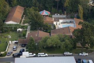 HJEMMET: Bildet viser et av hjemmene i samfunnet til Tony Alamo Christian Ministries i Fouke. Bildene er tatt under en politiaksjon mot sekta i september i fjor. Sekta var mistenkt for � ha laget barnepornografi. Foto: AP Photo/Texarkana Gazette, Tanner Spendley