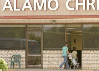SEKTMEDLEMMER: Barn p� vei inn i The Tony Alamo Christian Church i Fouke. Foto: AP Photo/Danny Johnston
