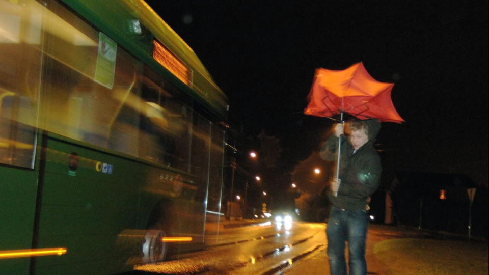REGN OG EN DEL VIND: P� S�rlandet og etter hvert nordover p� S�r-Norge er det ventet nedb�r i helga, og p� kysten er det meldt kuling flere steder.  Dette bildet er tatt i Haugesund under uv�r i 2007. Foto: TOMIN MELING