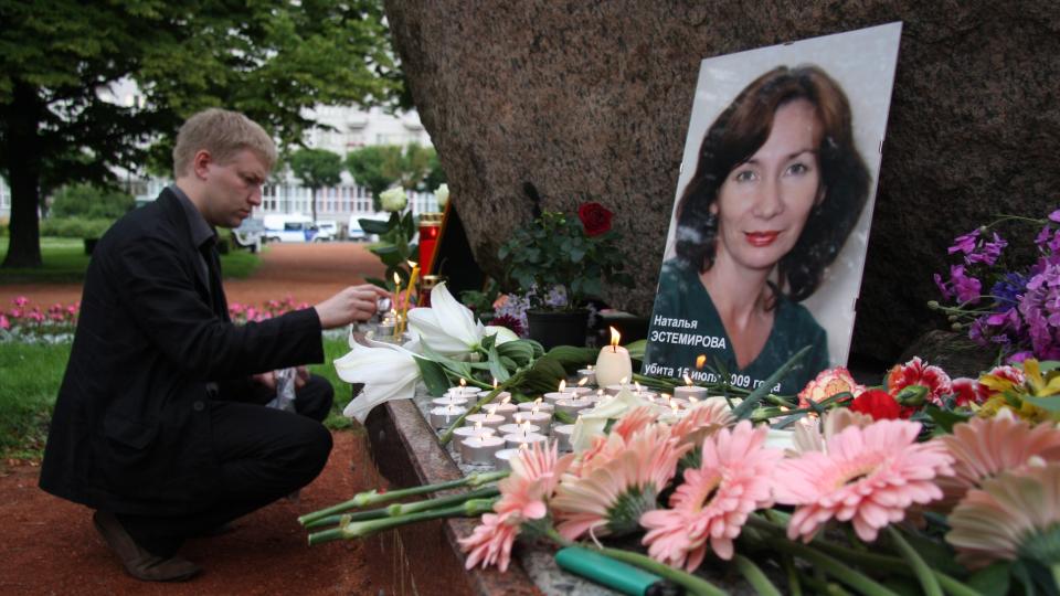 STANSER ARBEIDET: Menneskerettighetsgruppen Memorial stanser arbeidet sitt i Tsjetsjenia. En av gruppens mest fremtredende medlemmer. Natalja Estemirova, ble funnet d�d 16. juli. Foto: YELENA IGNATIEVA/EPA/SCANPIX