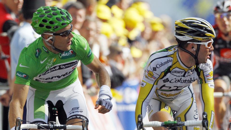 HYLLER RIVALEN: Det har v�rt betent mellom Hushovd og Cavendish, men etter g�rsdagens bragd i fjellene mener briten at hushovd fortjener den gr�nne tr�ya.  Foto: REUTERS/Bogdan Cristel