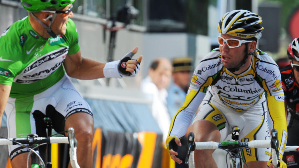 FORBANNET: Thor Hushovd serverte Mark Cavendish noen gloser etter m�lpassering i ettermiddag. Etterp� klagde Cervelo, og fikk medhold. Cavendish mener seg urettferdig behandlet av juryen. Foto: Patrick Hertzog / AFP.