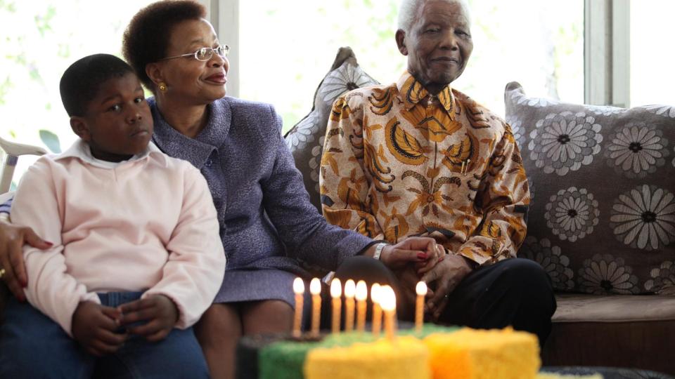 Nelson Mandela sammen med oldebarnet Ziyanda Manaway (8) og kona Graca Machel feirer den store dagen hjemme i Houghton Johannesburg. Foto: EPA/DEBBIE YAZBEK/HO