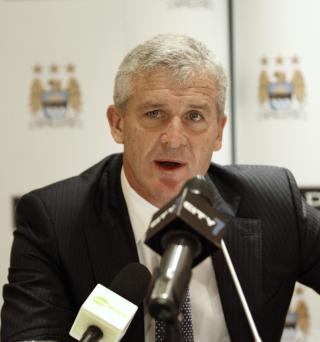FORN�YD: Mark Huges mener Adebayor tilf�rer en ny dimensjon til City-angrepet. Foto: AP.