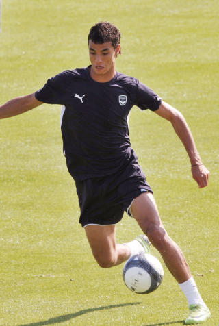 ERSTATTEREN? Arsene Wenger bekrefter at Marouane Chamakh kan erstatte Adebayor. Foto: Pierre Andrieu / AFP.