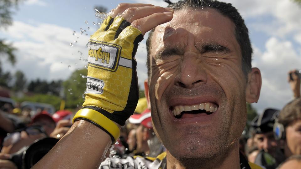 T�FFING: George Hincapie syklet fire etapper med brukket kragebein. Foto: EPA/NICOLAS BOUVY