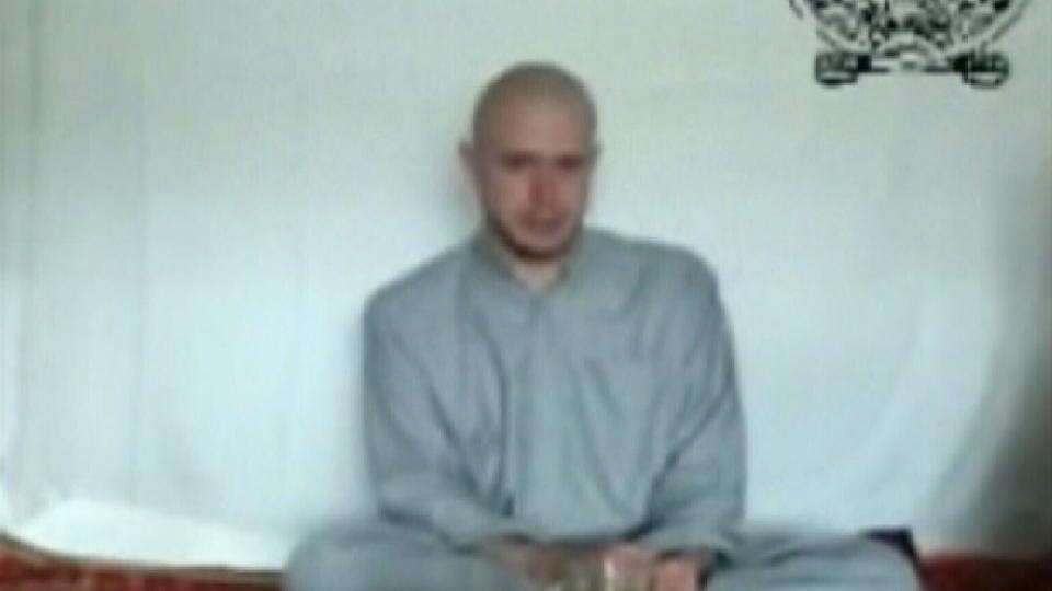 FANGET AV TALIBAN:  Dette stillbildet er tatt fra videoen som ble offentliggjort i g�r l�rdag. Videoen viser den amerikanske soldaten som ble fanget av Taliban 30. juni i �r. Foto: REUTERS
