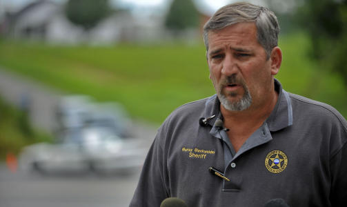 SEKS PERSONER FUNNET DREPT: Lincoln County Tennessee Sherriff Murray Blackwelder uttaler seg til media om drapene. Han kaller dem �grusomme� og �en av de verste hendelsene Lincoln County har sett�. Foto: AP Photo / The Huntsville TImes, Bob Gathany