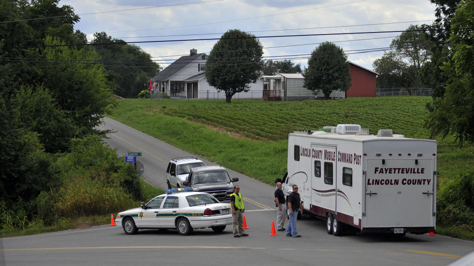 GRUSOMME DRAP: Fem personer ble funnet drept i Fayetteville i Tennessee l�rdag. Mannen som n� er varetektsfengslet satt p� trappa av det ene hjemmet n�r politiet kom. En sjette person er funnet drept i Huntsville, Alabama. Foto: AP Photo/The Huntsville TImes, Bob Gathany