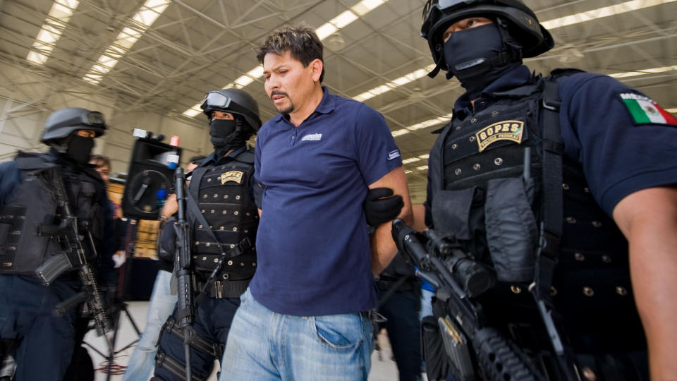 UTL�STE GRUSOMME HEVNAKSJONER: Arrestasjonen Arnoldo Rueda Medina, en av lederne i det meksikanske La Familia-kartellet i Mexico, har ledet til massive havnaksjoner mot politiet. N� er ti nye politifolk drept. Foto: AFP PHOTO/Alfredo Estrella/Scanpix