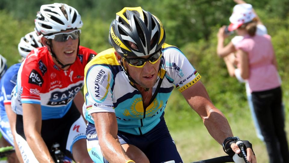 SATSER NYTT: Lance Armstrong er i ferd med � bygge sitt nye lag. N� ryktes det at Andy Schleck er en av dem amerikaneren vil ha med seg. Foto: SCANPIX/EPA/IAN LANGSDON