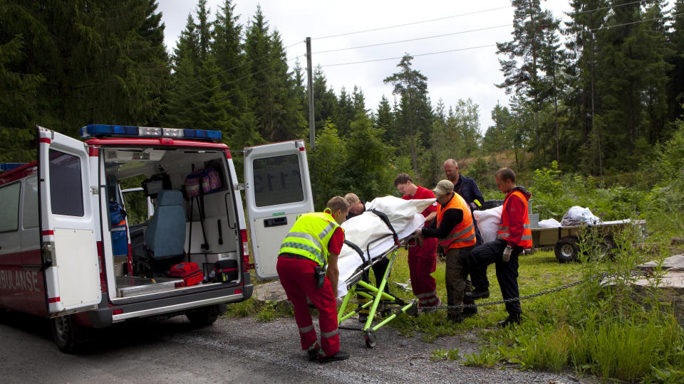 FRAKTES VEKK: En mann omkom under en stupeulykke i Telemark i dag. Foto: Torbj�rn Berg/Dagbladet